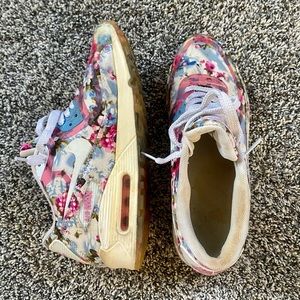 Limited Spring Edition - Nike Airmax. womens size 8.